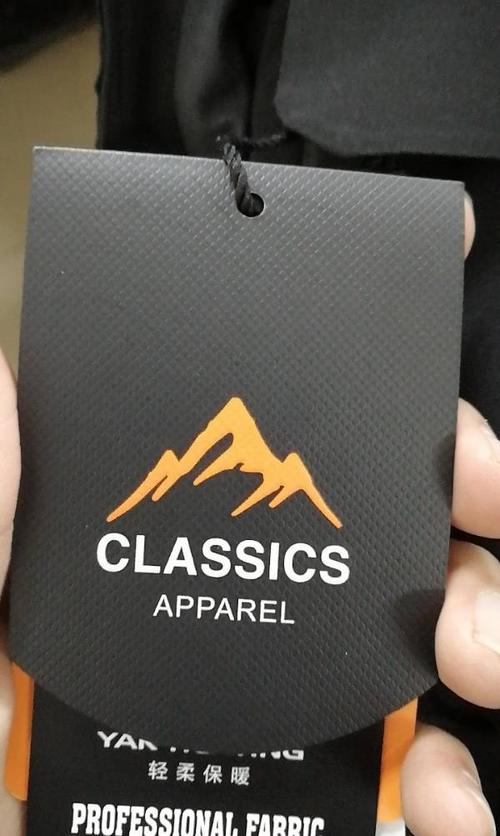 三个山峰logo的羽绒服品牌